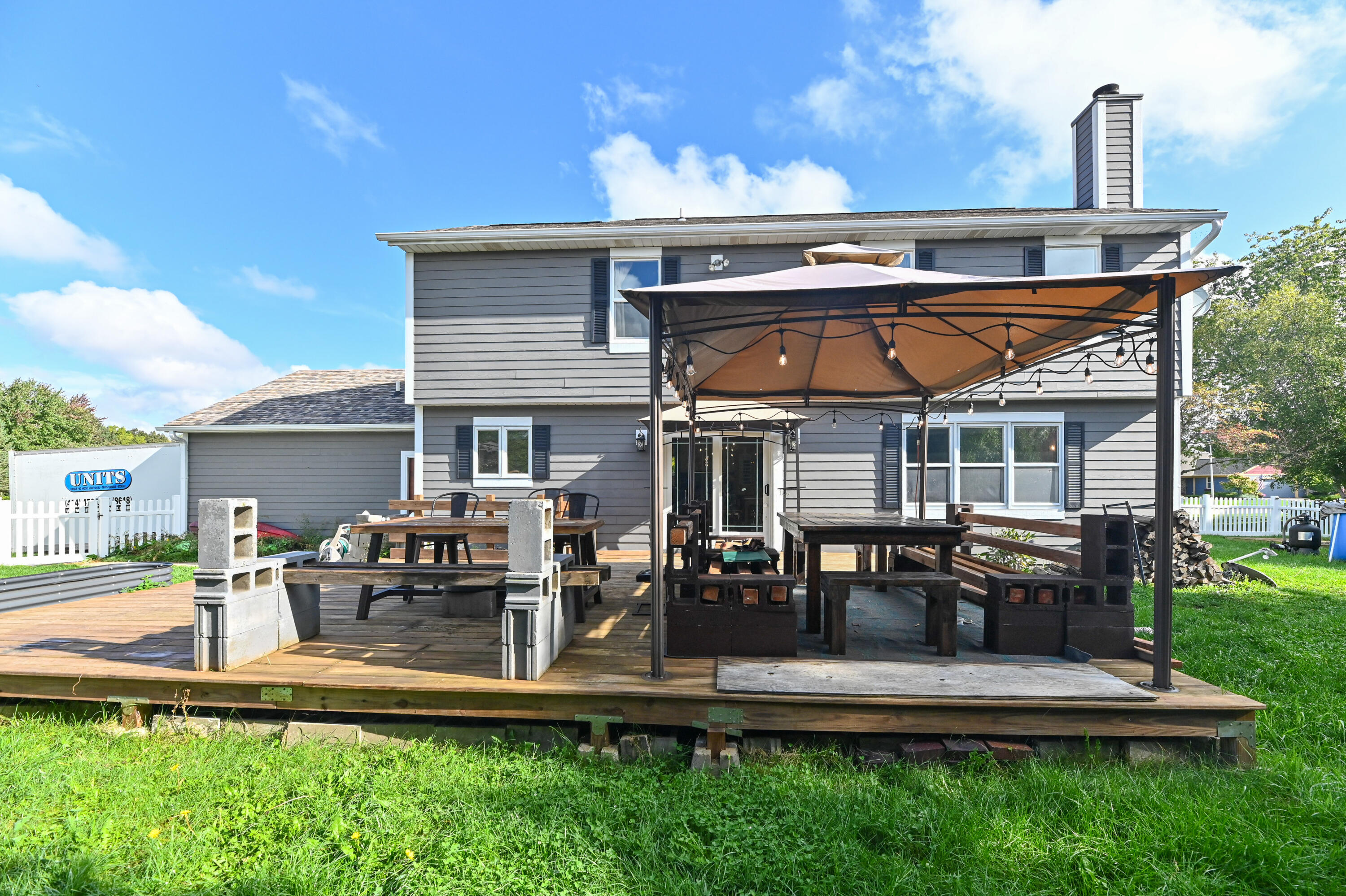 1460 Crestwood Dr