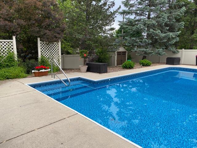 5219 Robinwood Ln