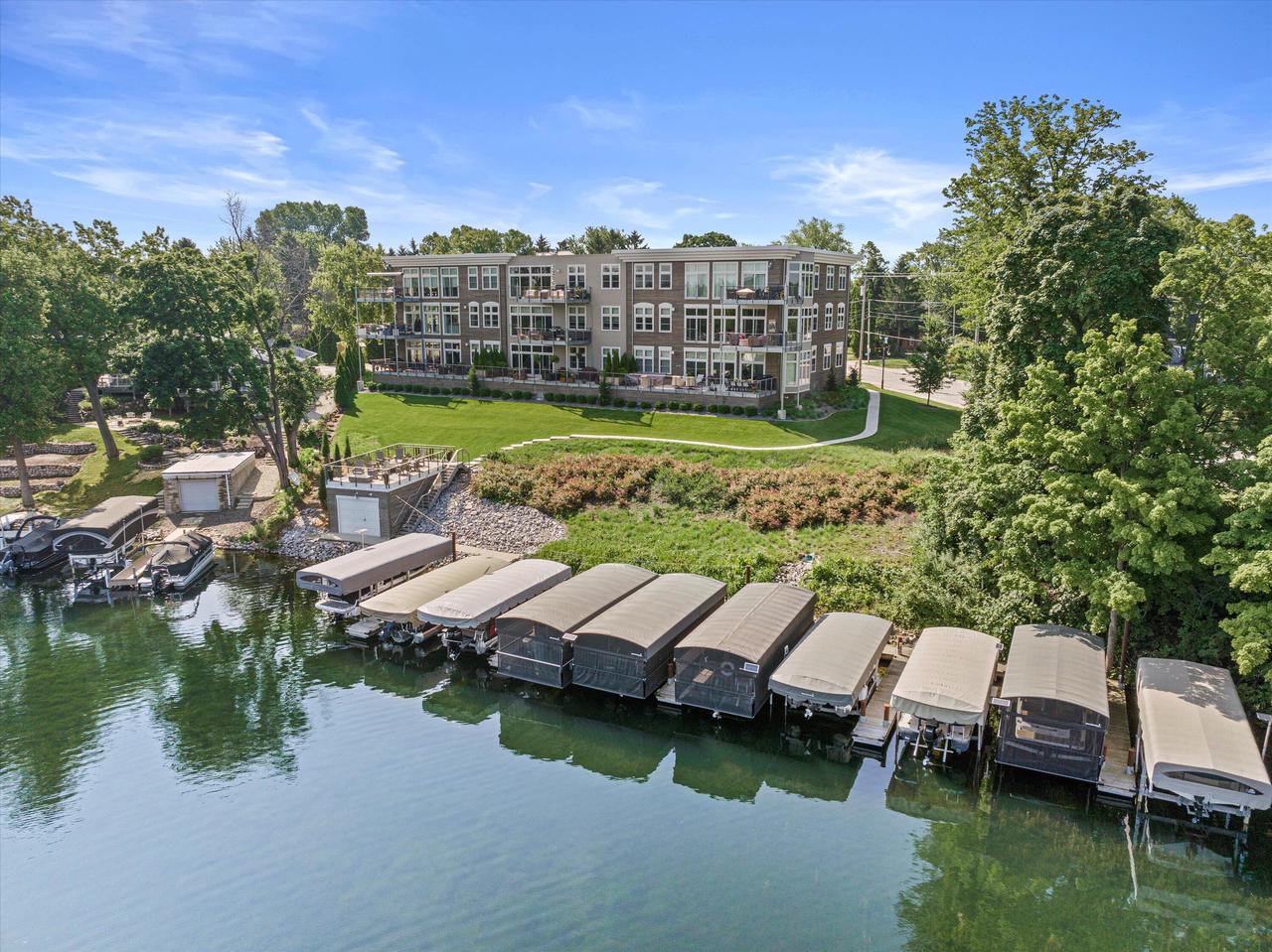 N52W35002 Lake DRIVE 302