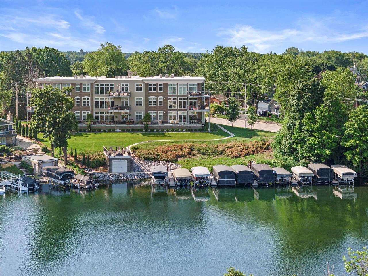 N52W35002 Lake DRIVE 302