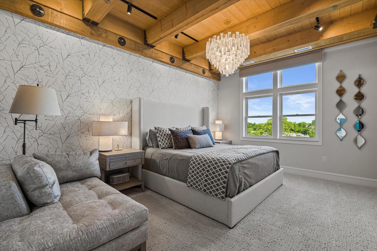 N52W35002 Lake DRIVE 302