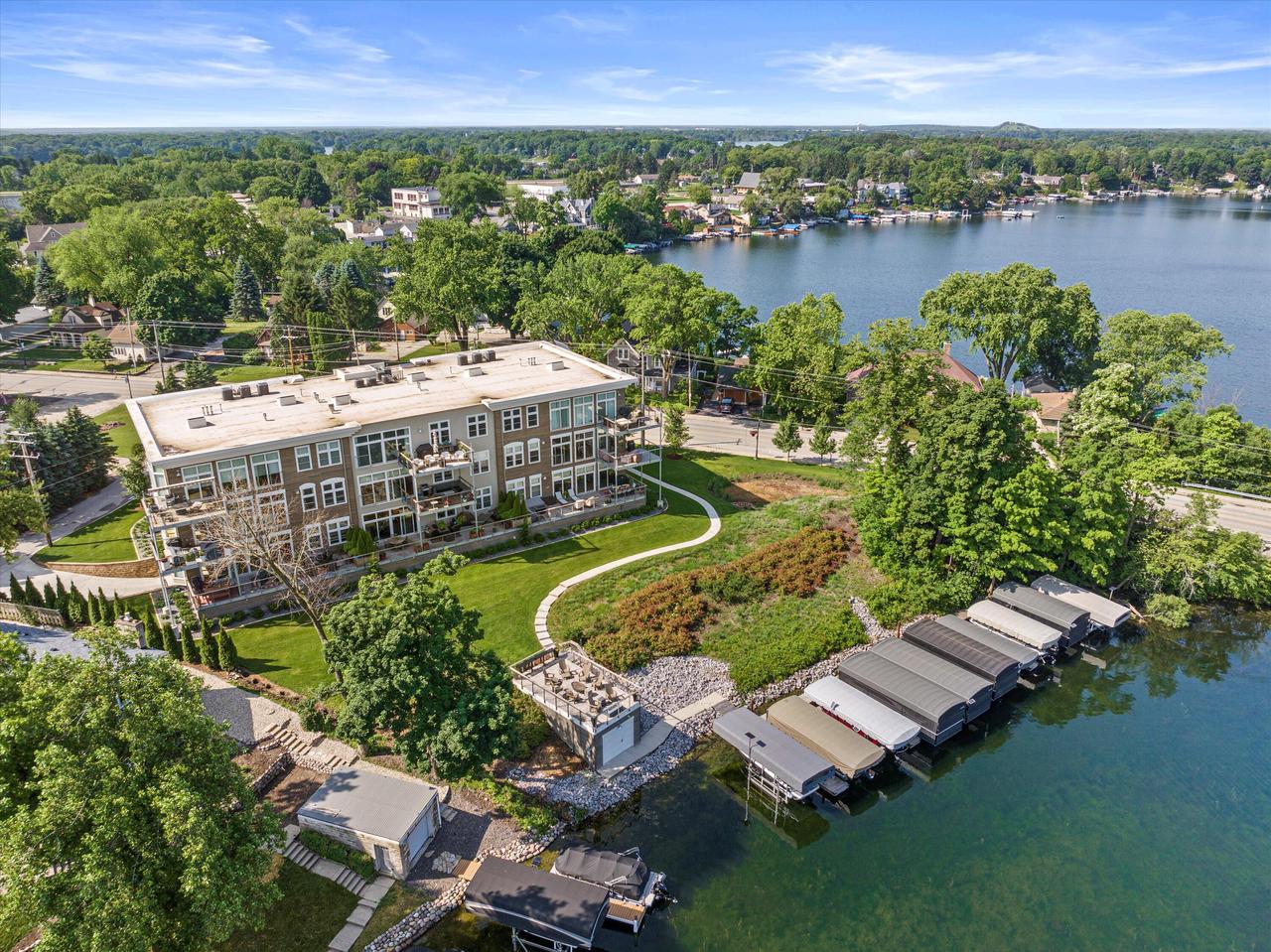 N52W35002 Lake DRIVE 302