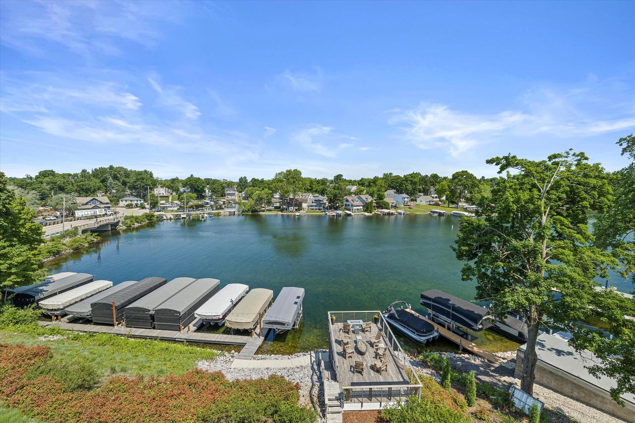 N52W35002 Lake DRIVE 302