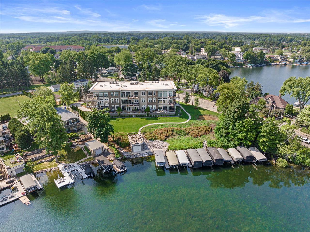 N52W35002 Lake DRIVE 302