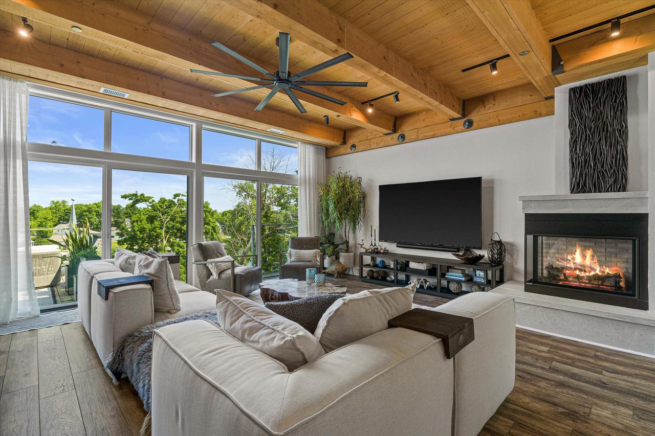 N52W35002 Lake DRIVE 302