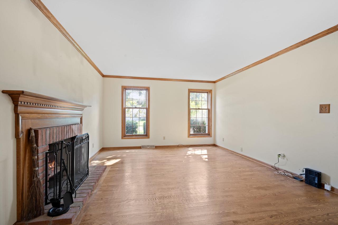 W225N2549 Alderwood LANE