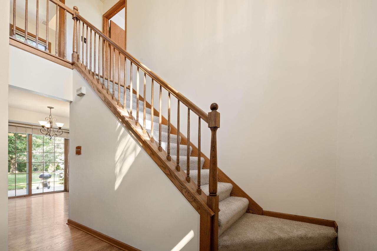 W225N2549 Alderwood LANE
