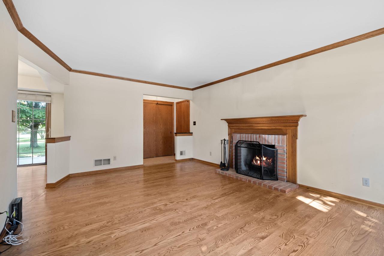 W225N2549 Alderwood LANE