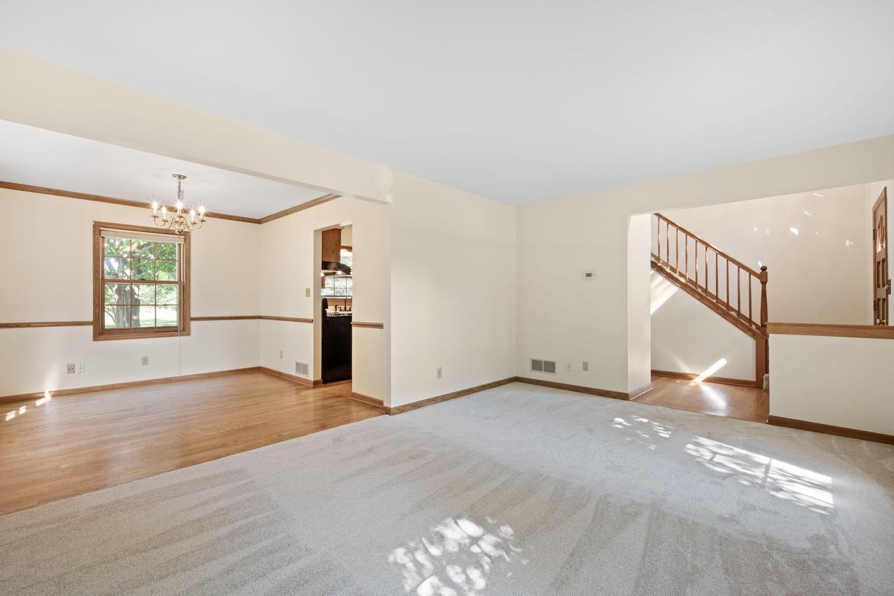 W225N2549 Alderwood LANE