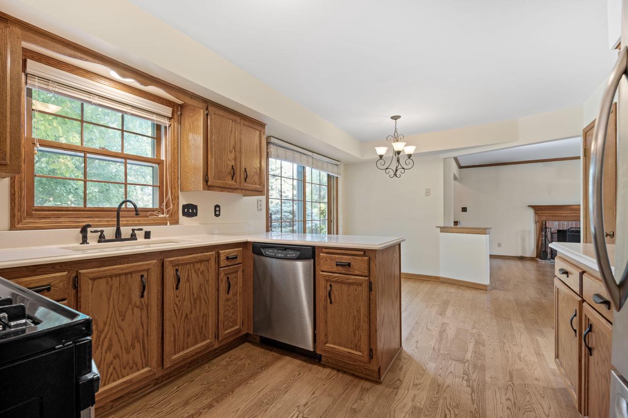 W225N2549 Alderwood LANE