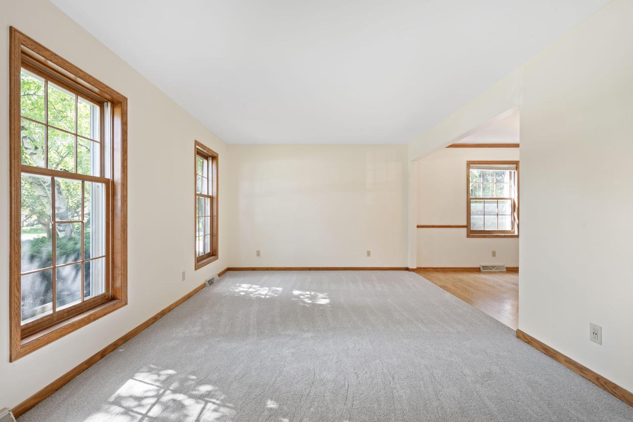 W225N2549 Alderwood LANE