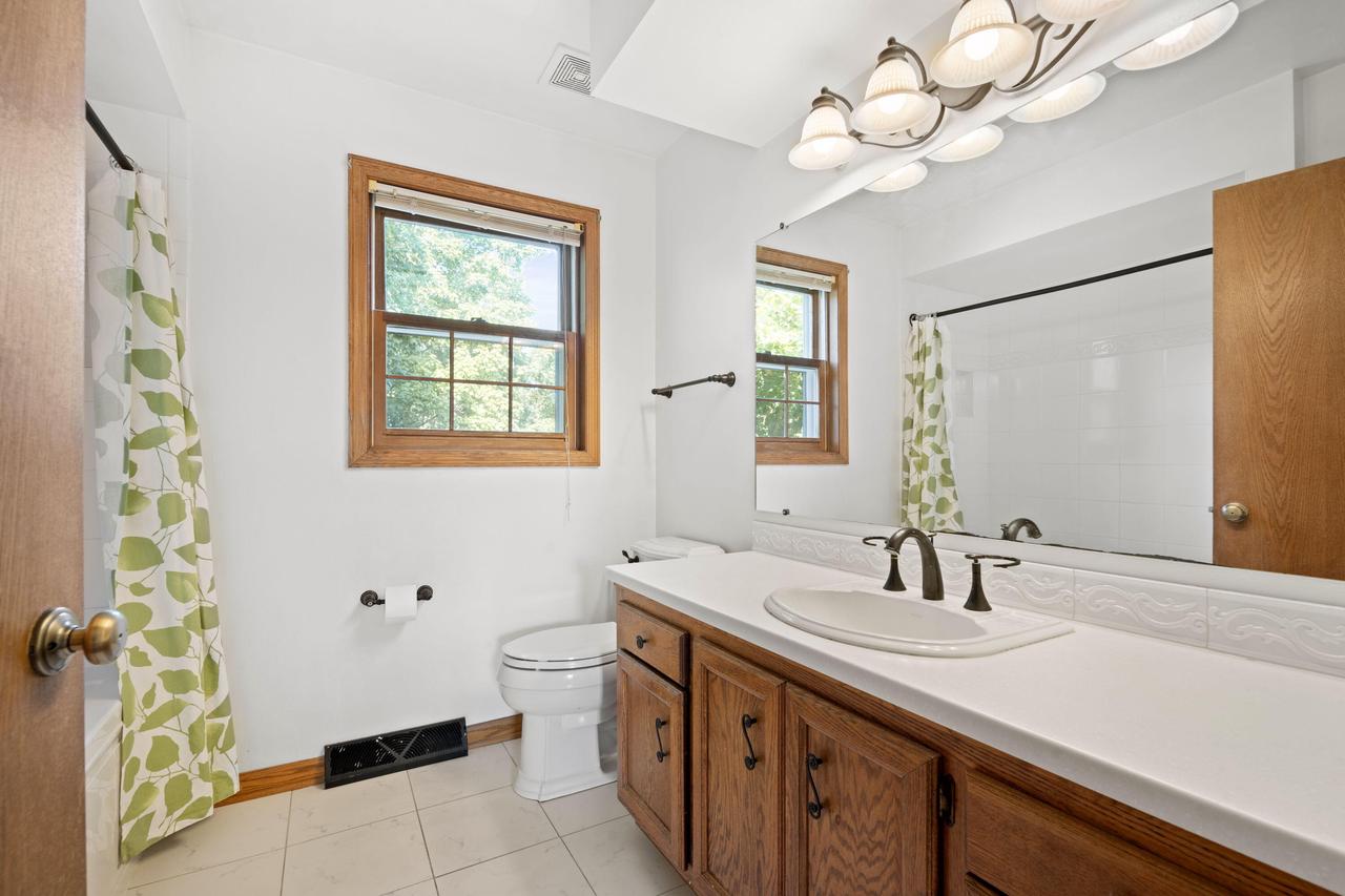 W225N2549 Alderwood LANE