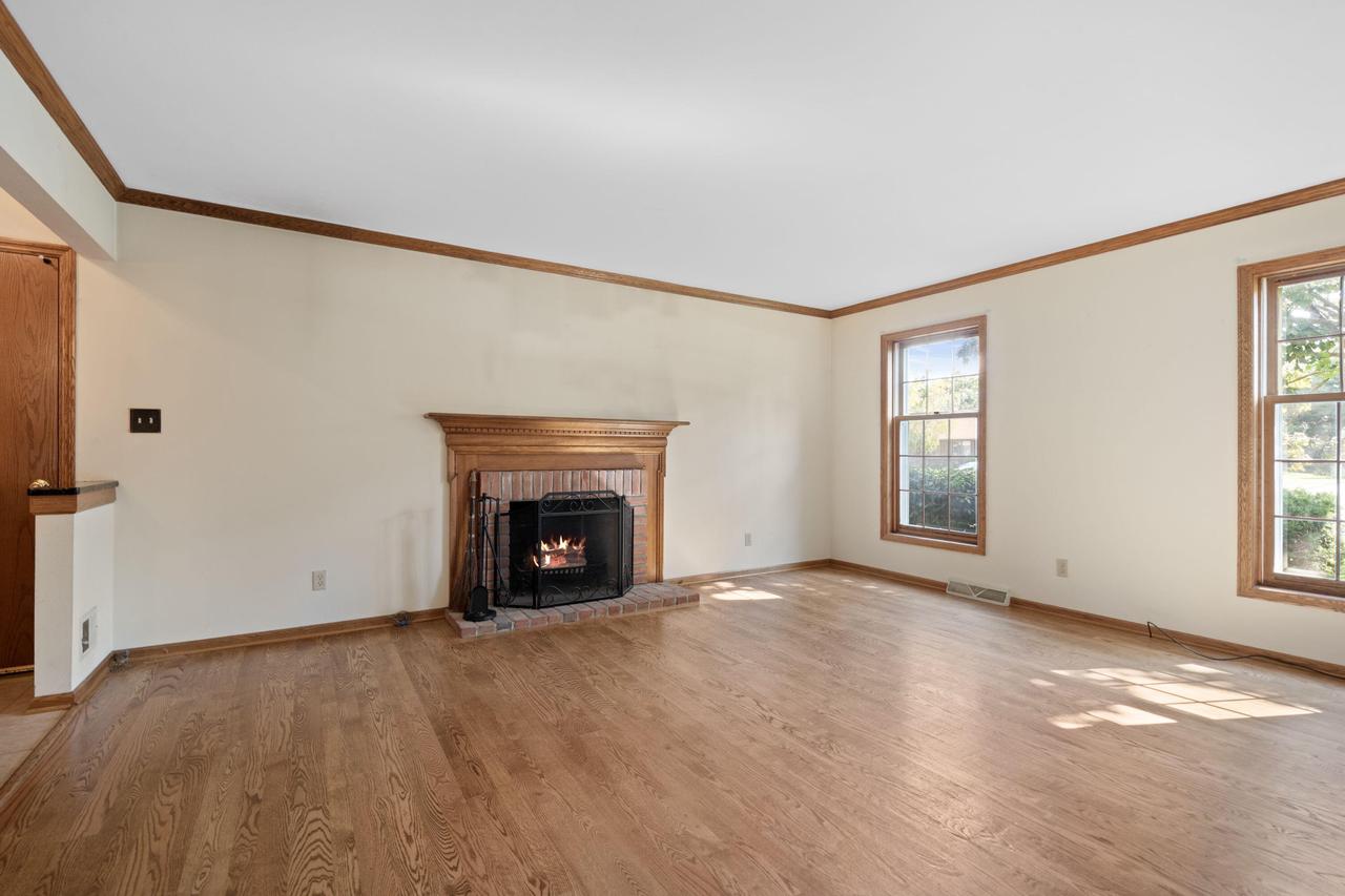 W225N2549 Alderwood LANE