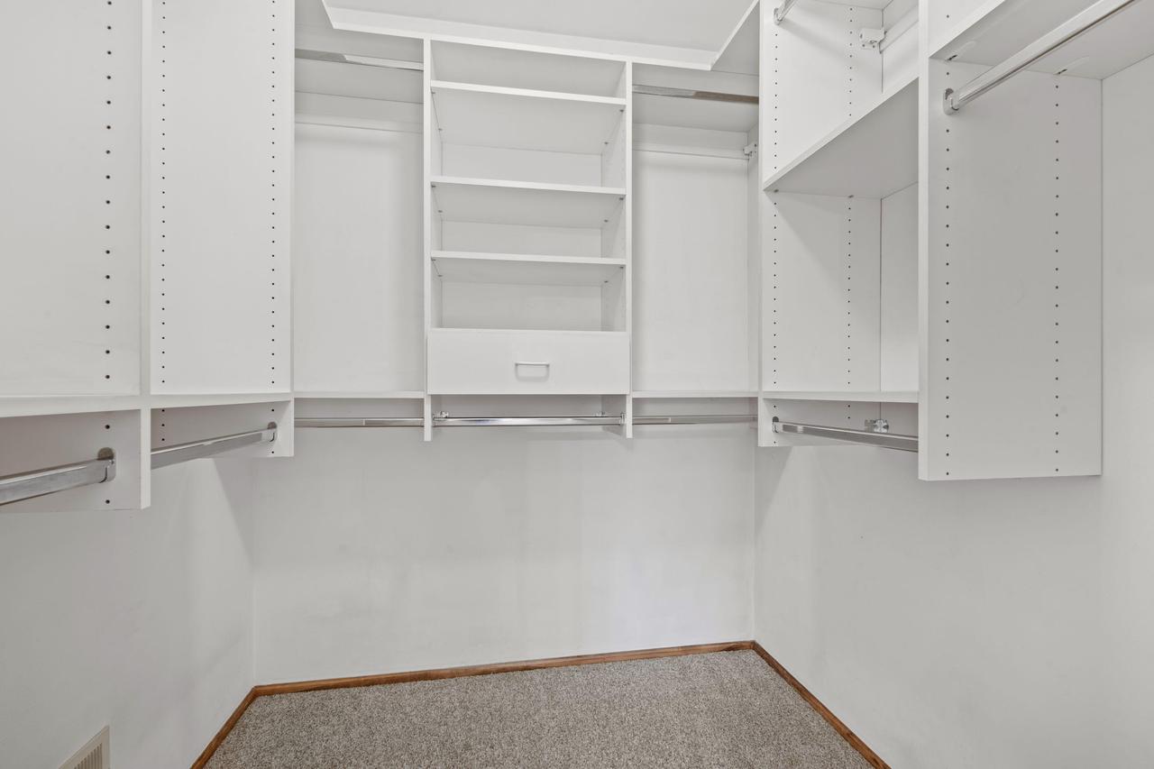 W225N2549 Alderwood LANE