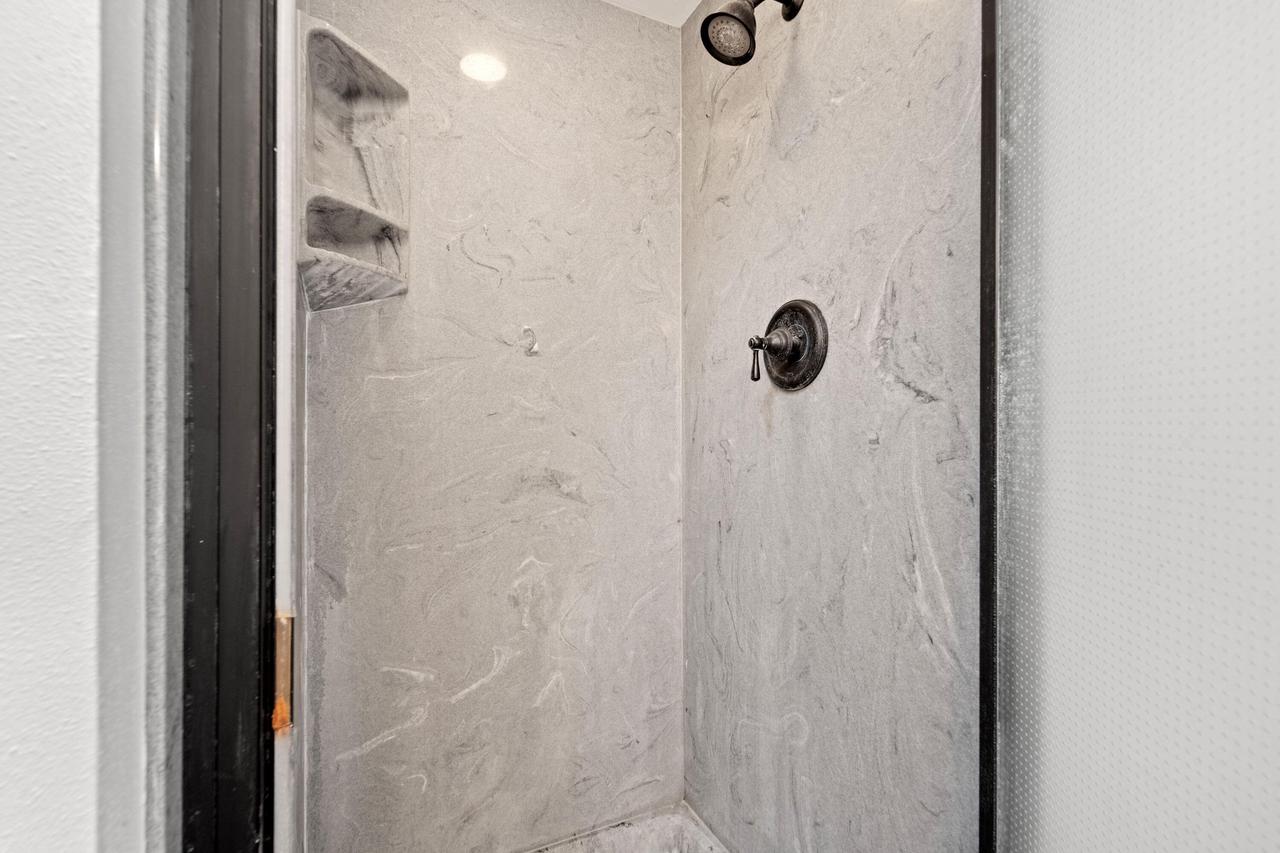 W225N2549 Alderwood LANE