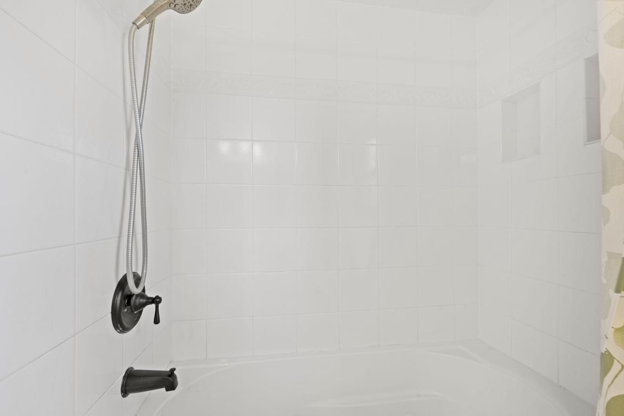 W225N2549 Alderwood LANE