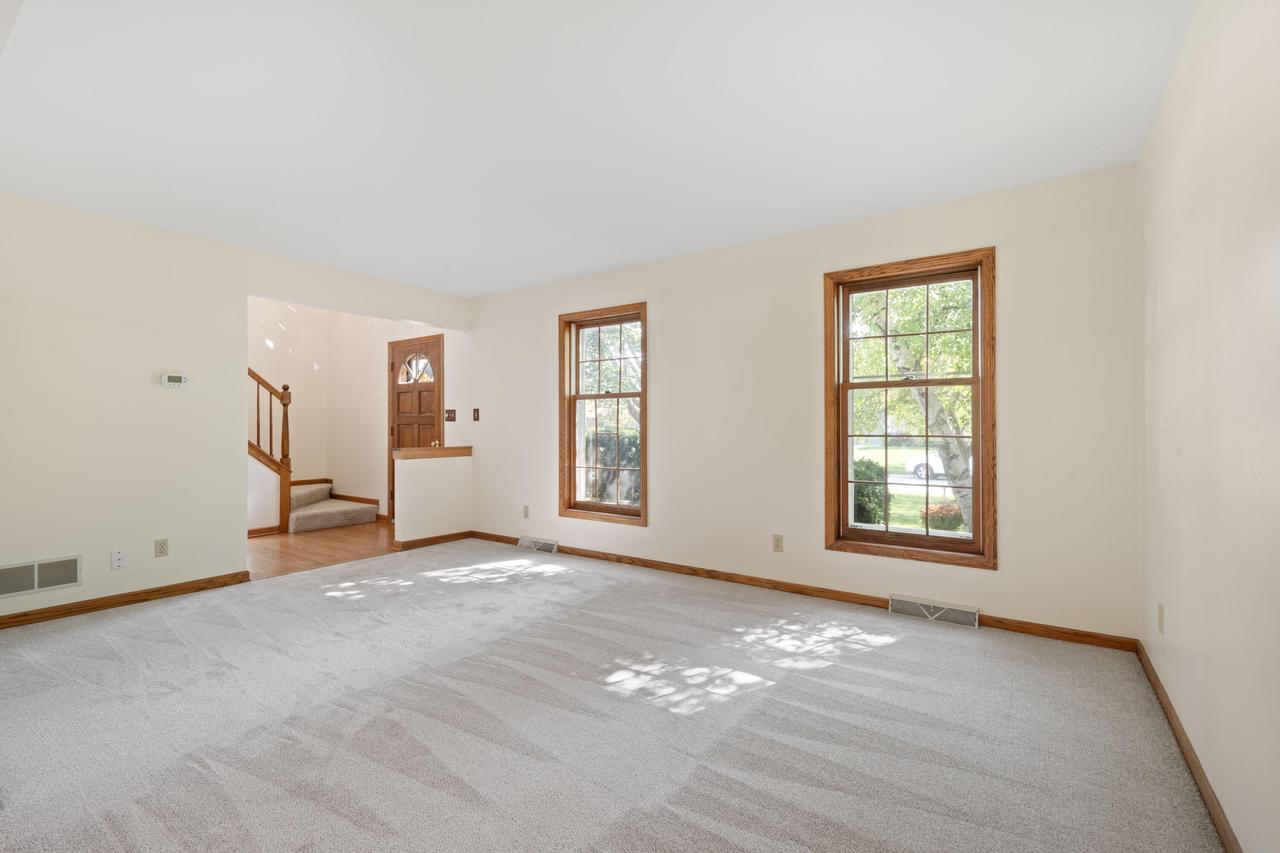 W225N2549 Alderwood LANE