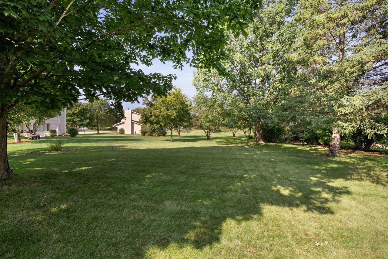 W225N2549 Alderwood LANE