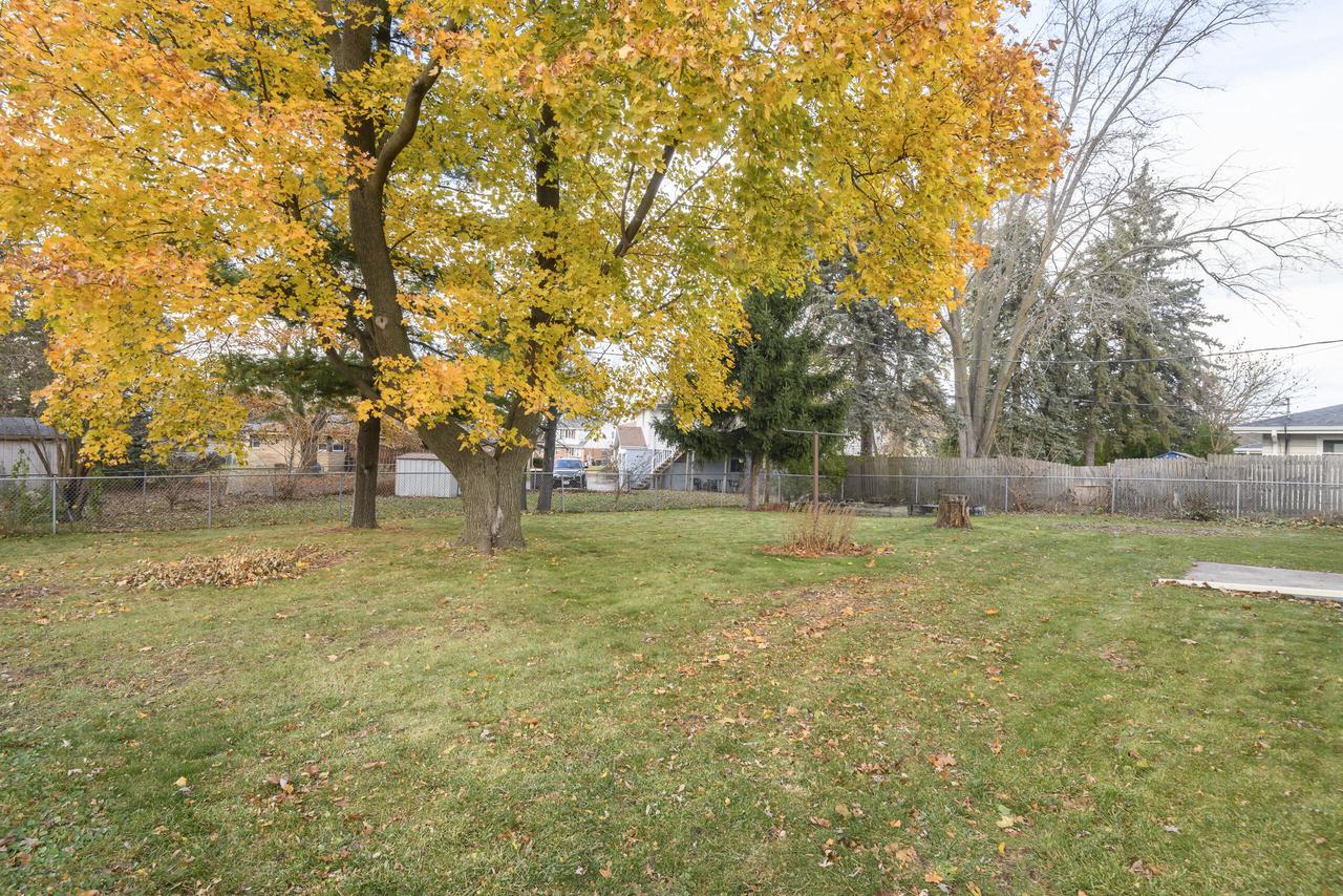 1522 Pewaukee ROAD 1524