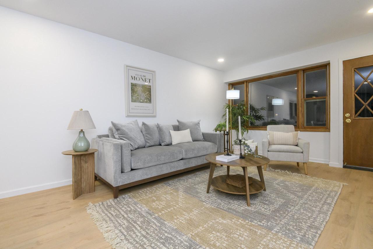 1522 Pewaukee ROAD 1524