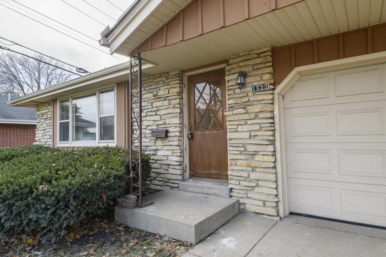 1522 Pewaukee ROAD 1524