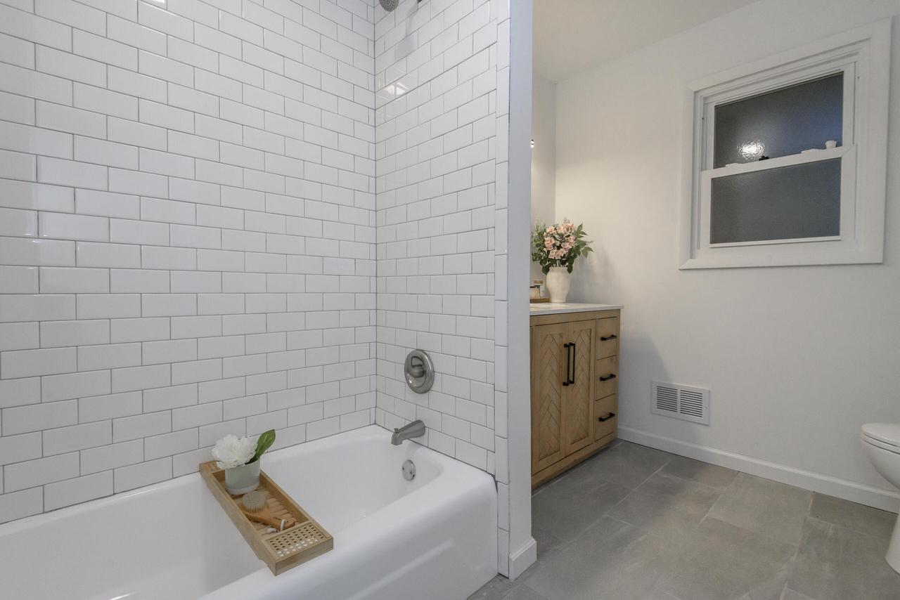 1522 Pewaukee ROAD 1524