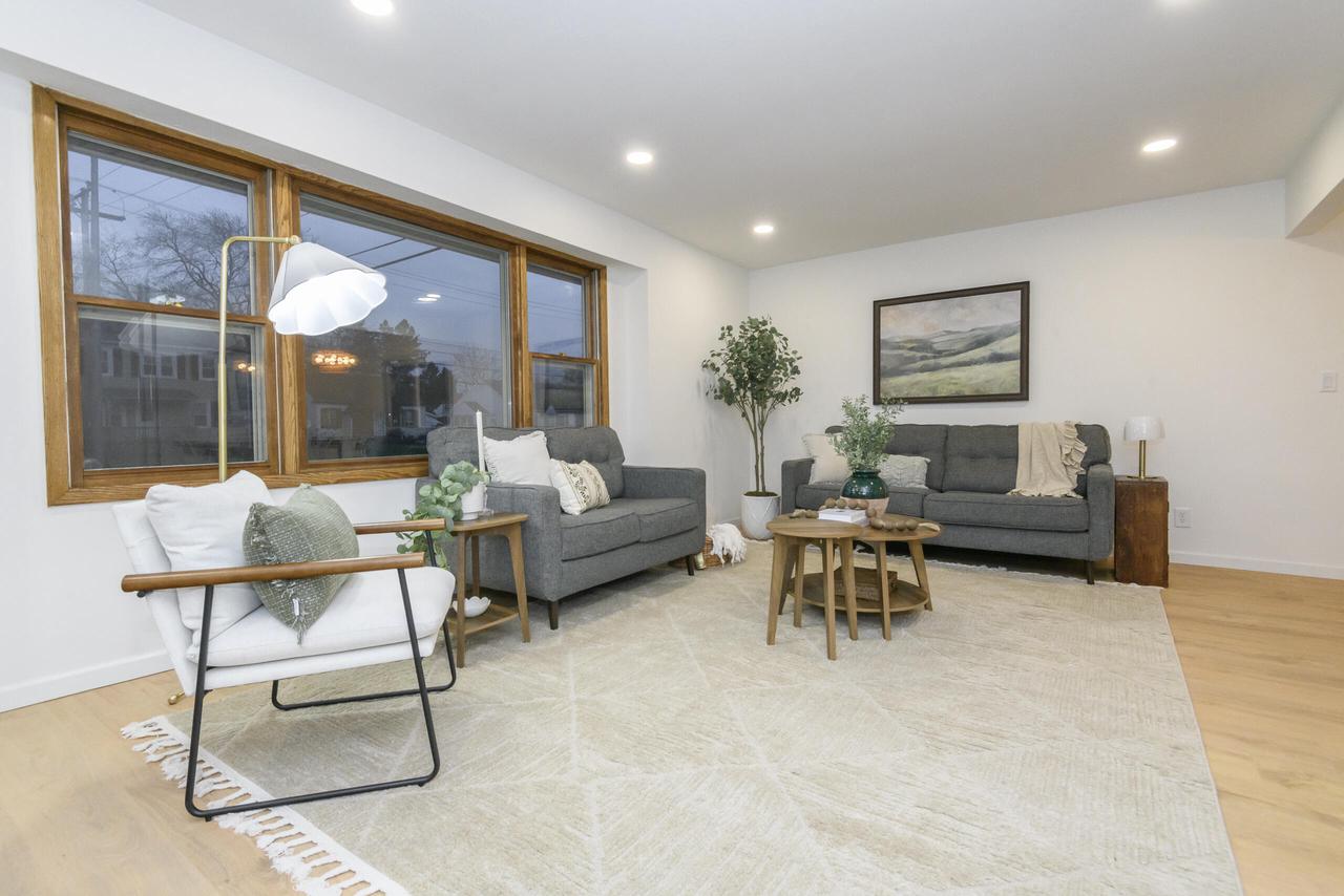 1522 Pewaukee ROAD 1524