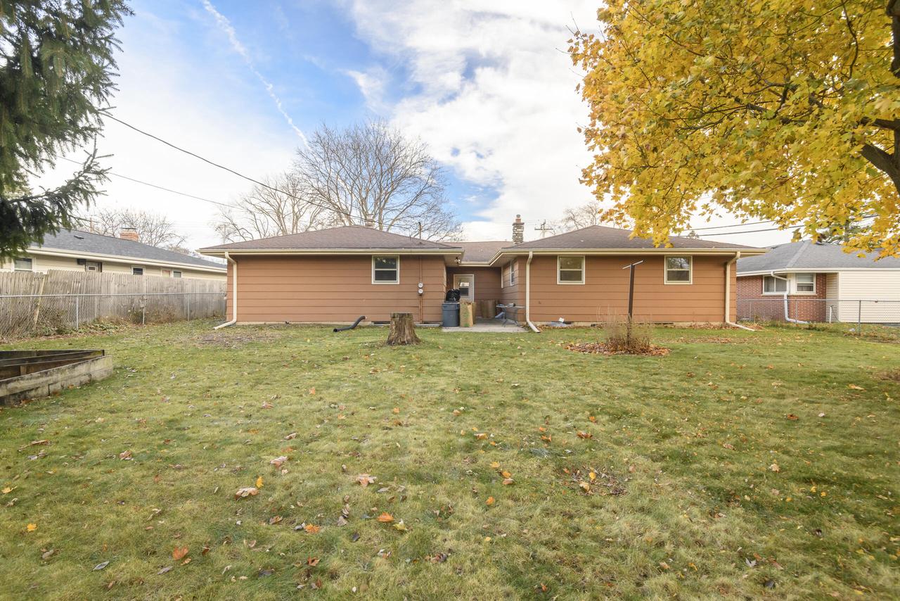 1522 Pewaukee ROAD 1524