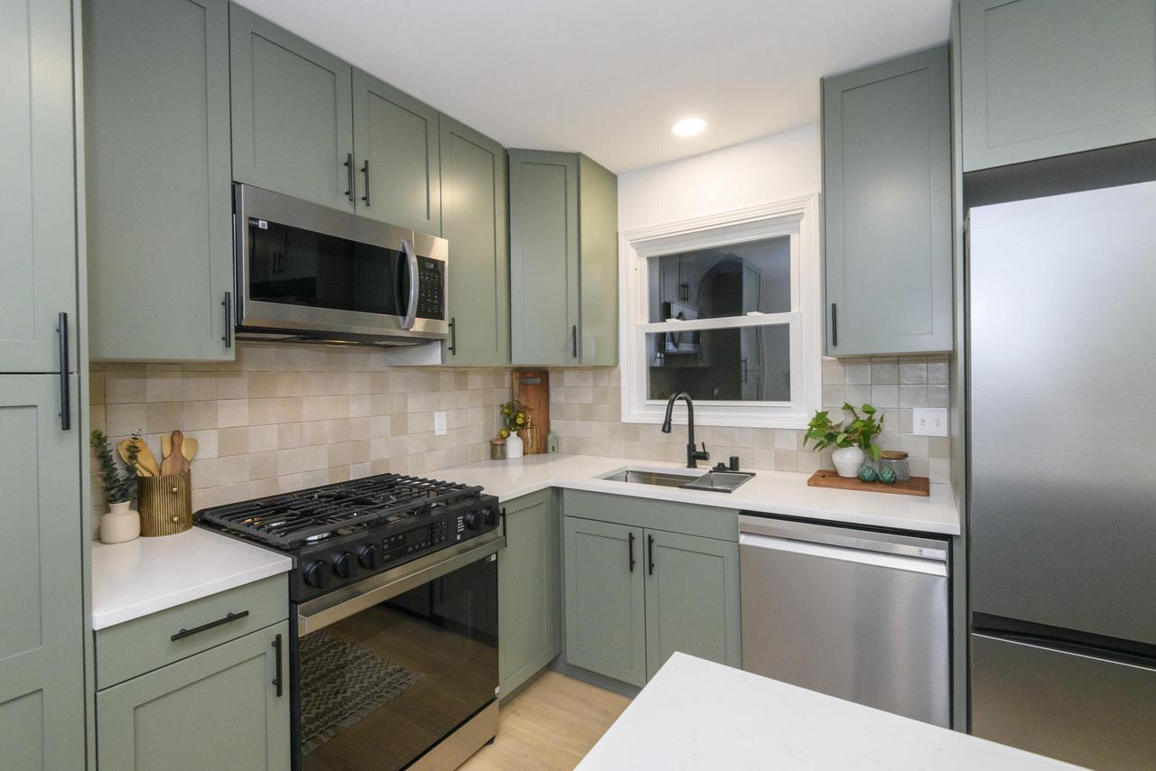 1522 Pewaukee ROAD 1524