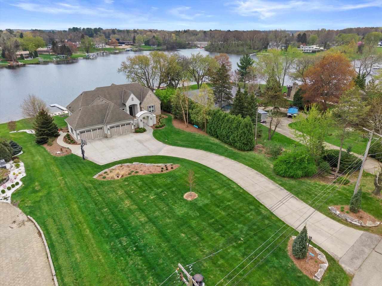 W356N5136 Lakeshore DRIVE