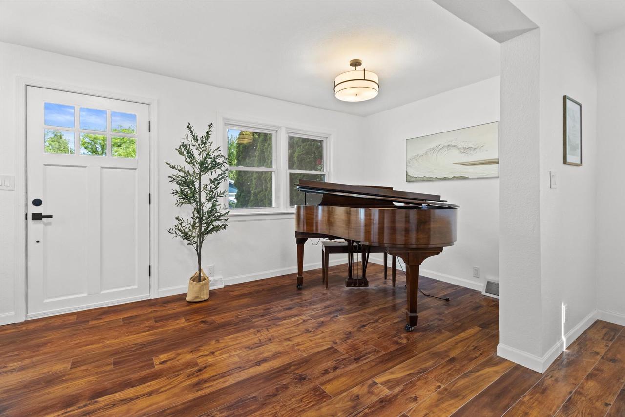1542 3rd STREET