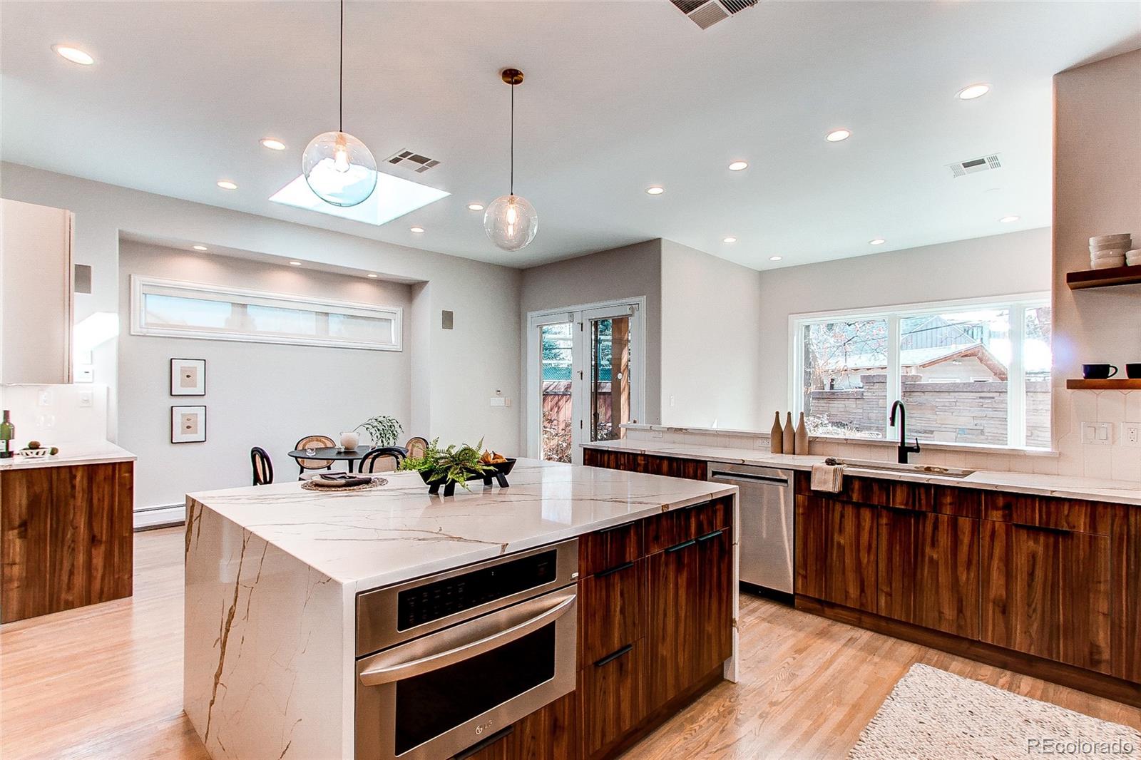 400 S Steele Street Unit: 16