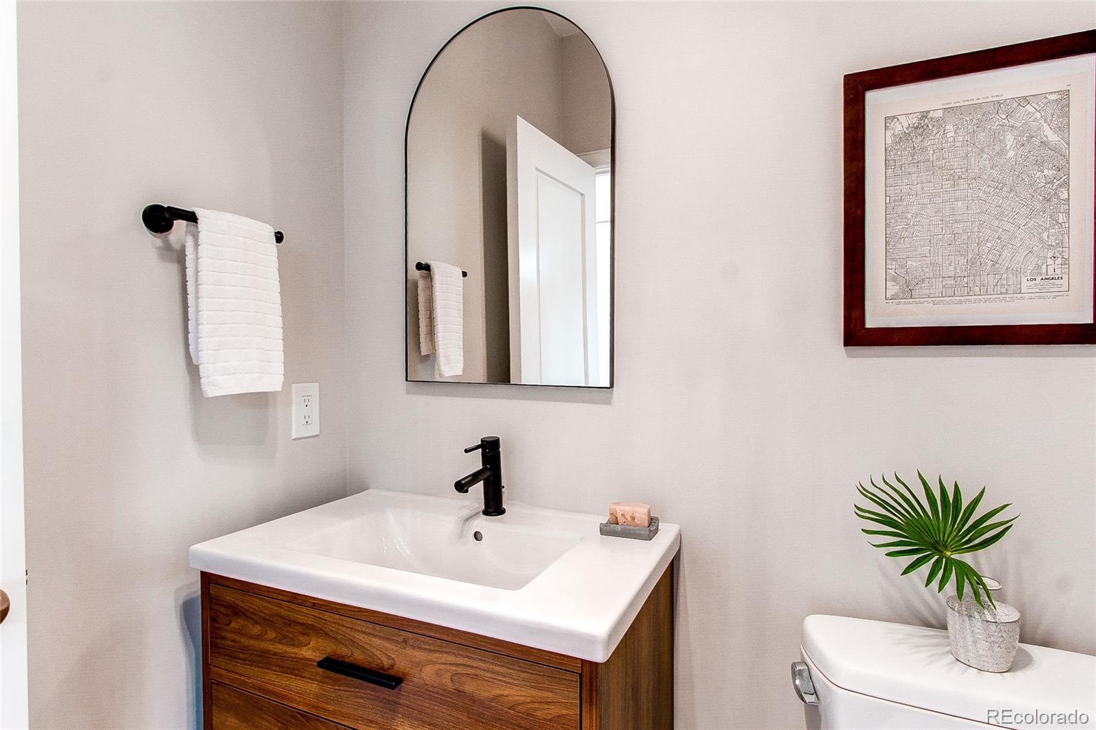 400 S Steele Street Unit: 16