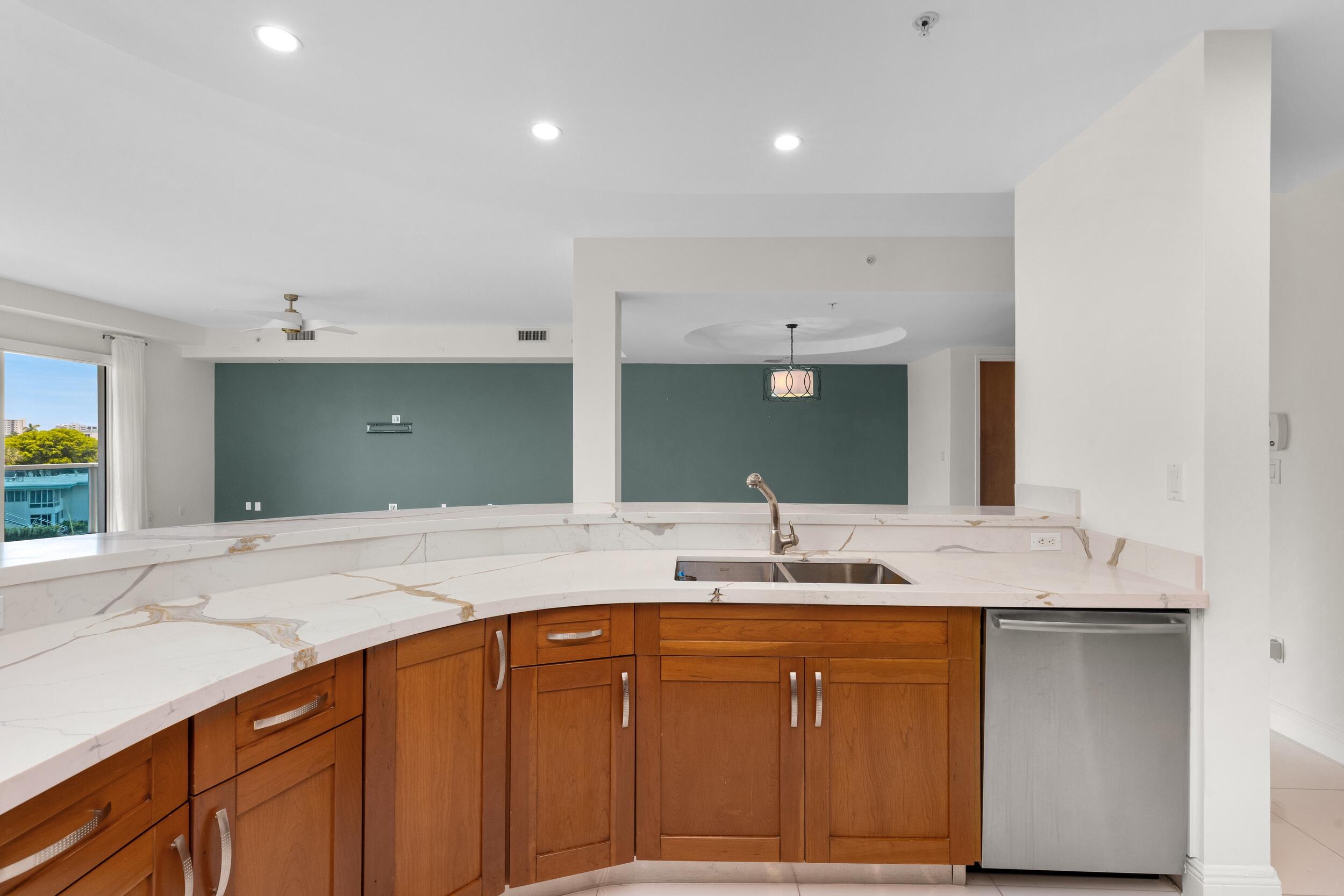 516 HENDRICKS Isle 4A