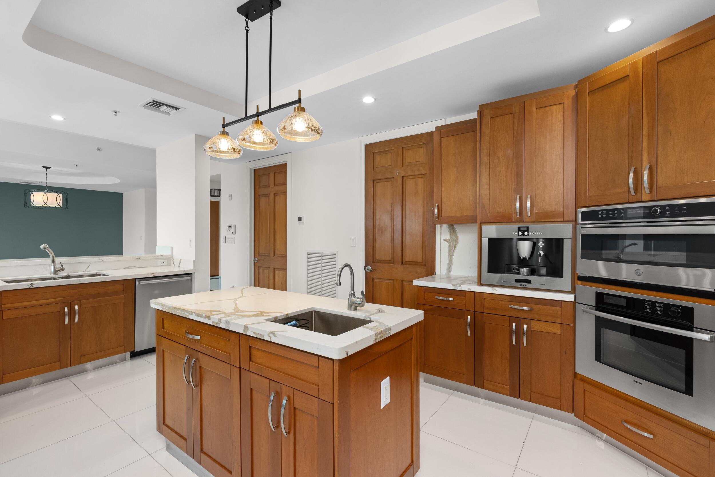 516 HENDRICKS Isle 4A