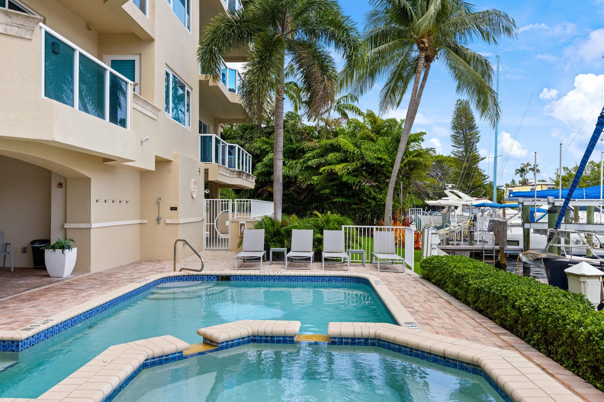 516 HENDRICKS Isle 4A