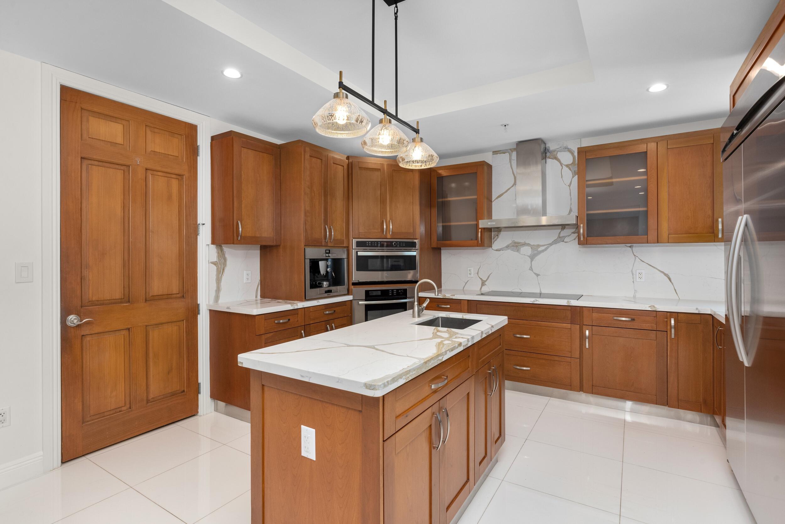 516 HENDRICKS Isle 4A