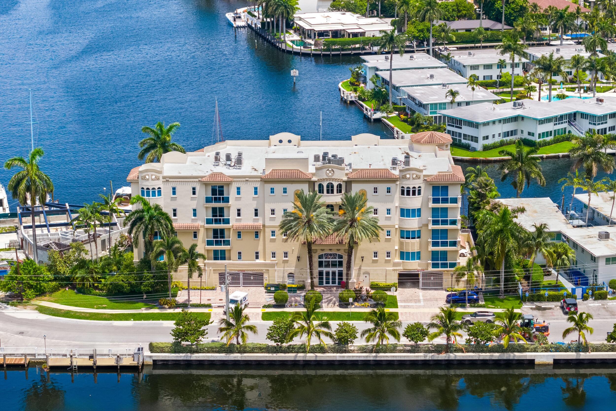 516 HENDRICKS Isle 4A