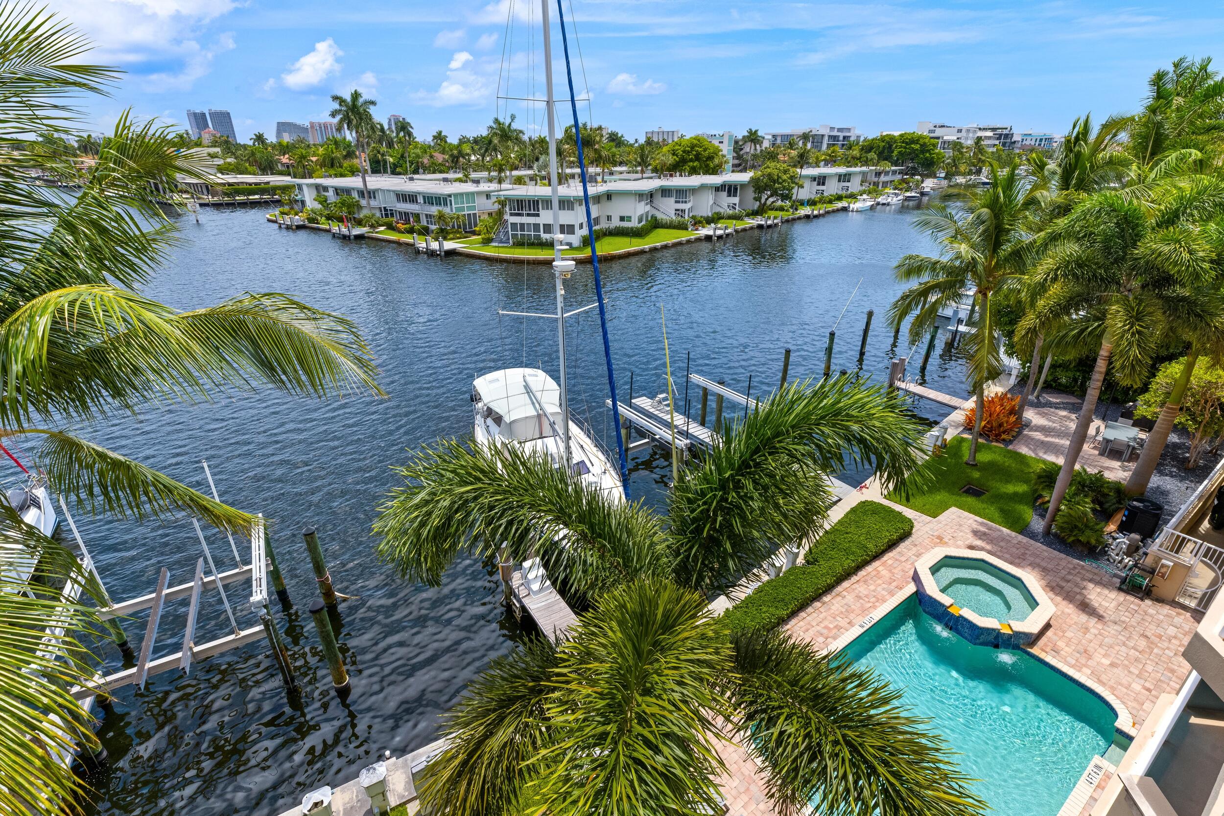 516 HENDRICKS Isle 4A