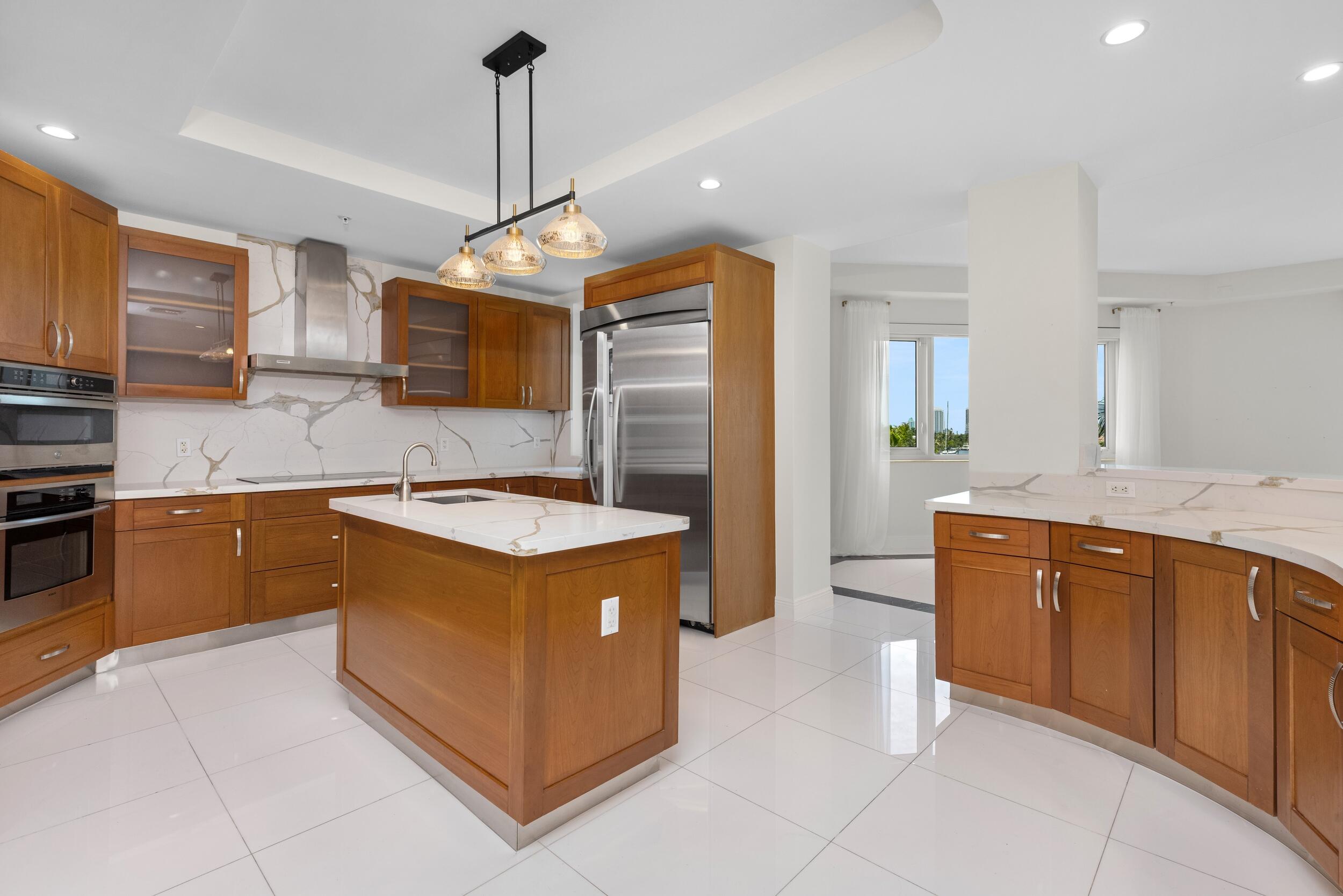 516 HENDRICKS Isle 4A