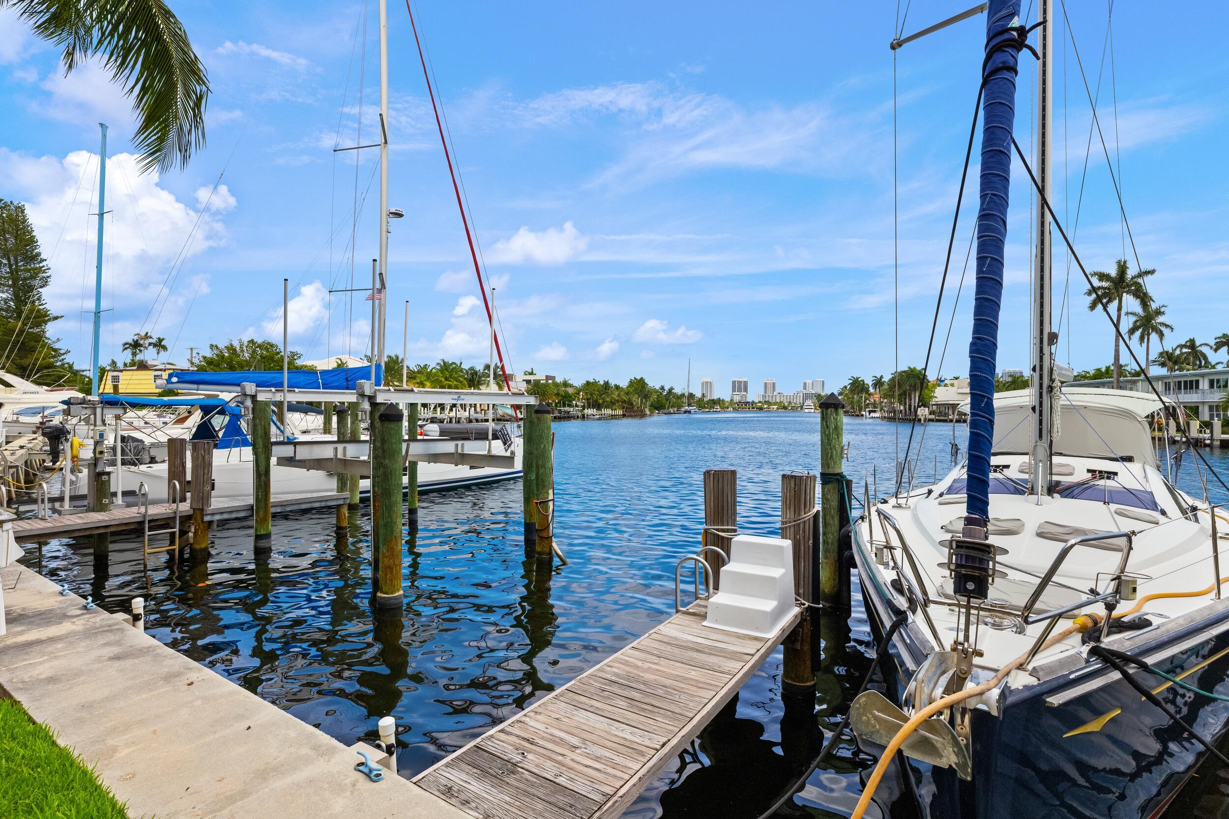 516 HENDRICKS Isle 4A