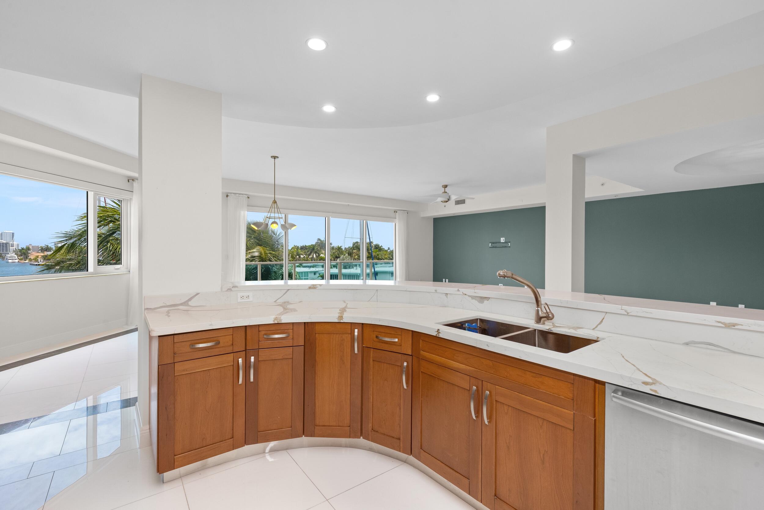 516 HENDRICKS Isle 4A