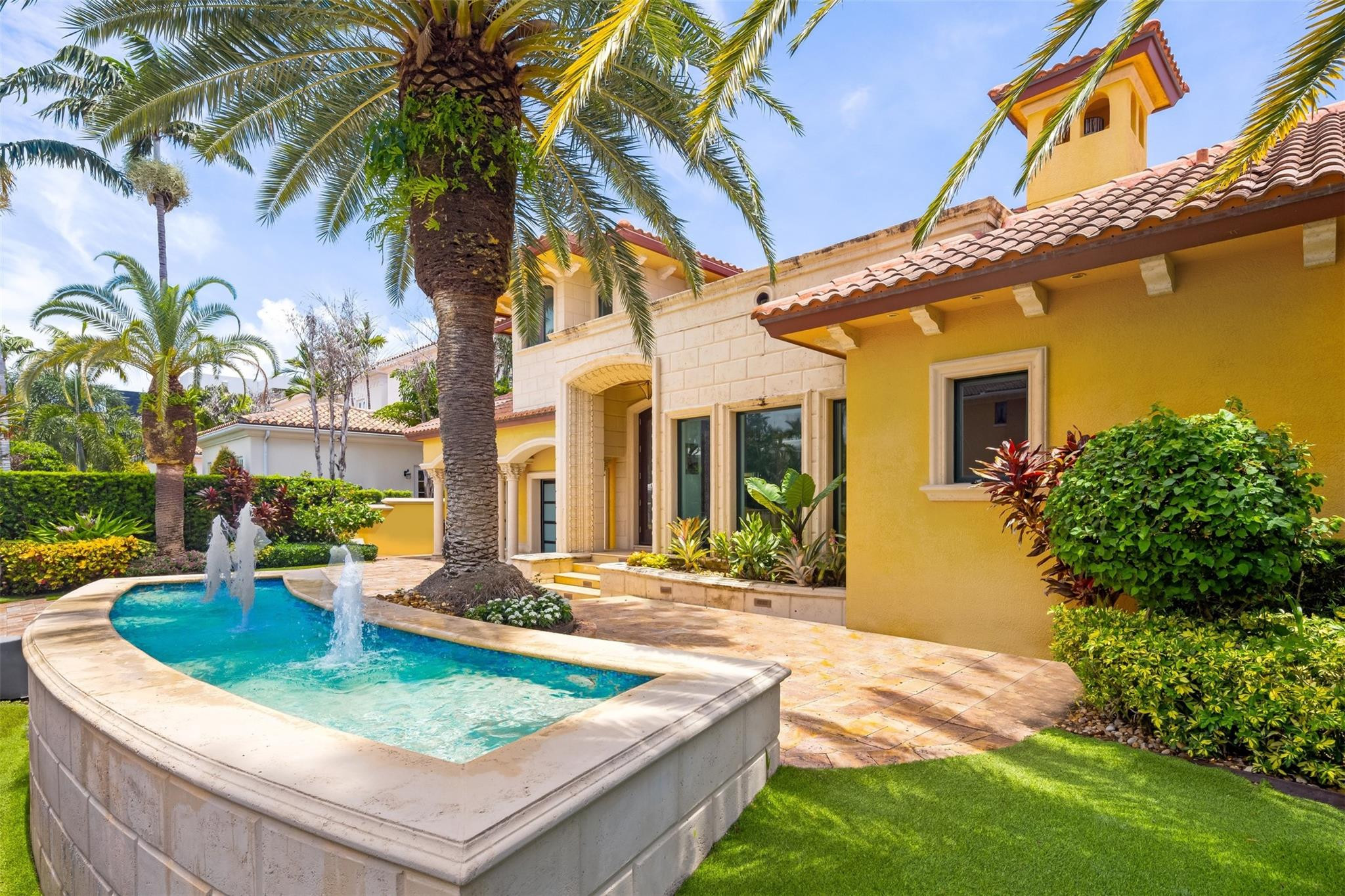 700 Royal Plaza Drive