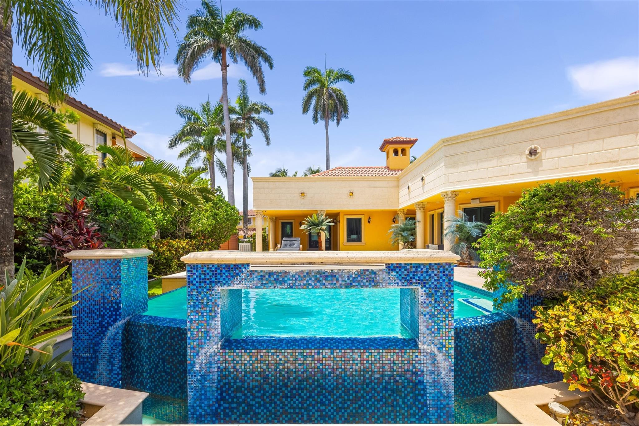 700 Royal Plaza Drive