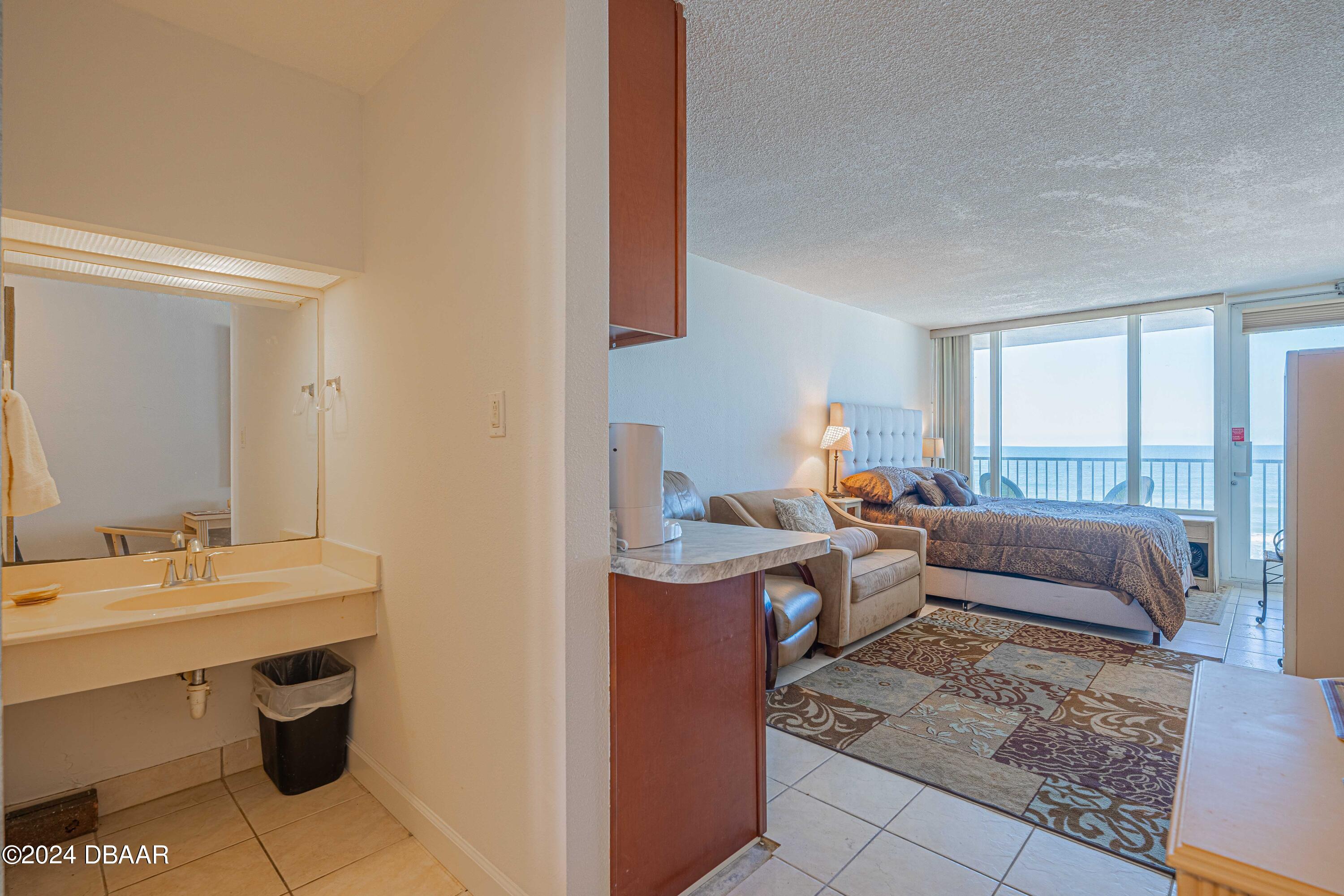 3501 S Atlantic Avenue, 305