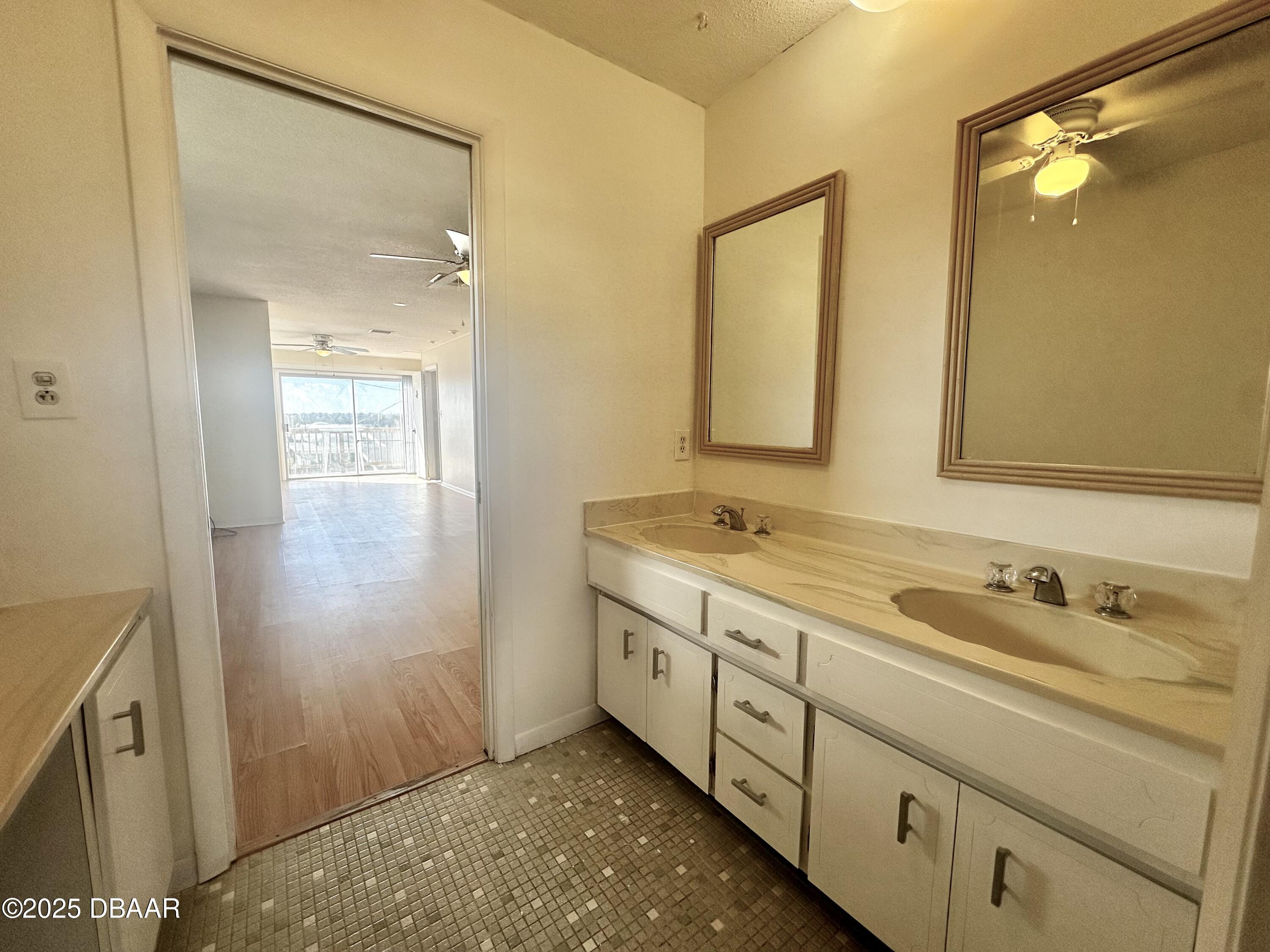 215 S Venetian Way, A
