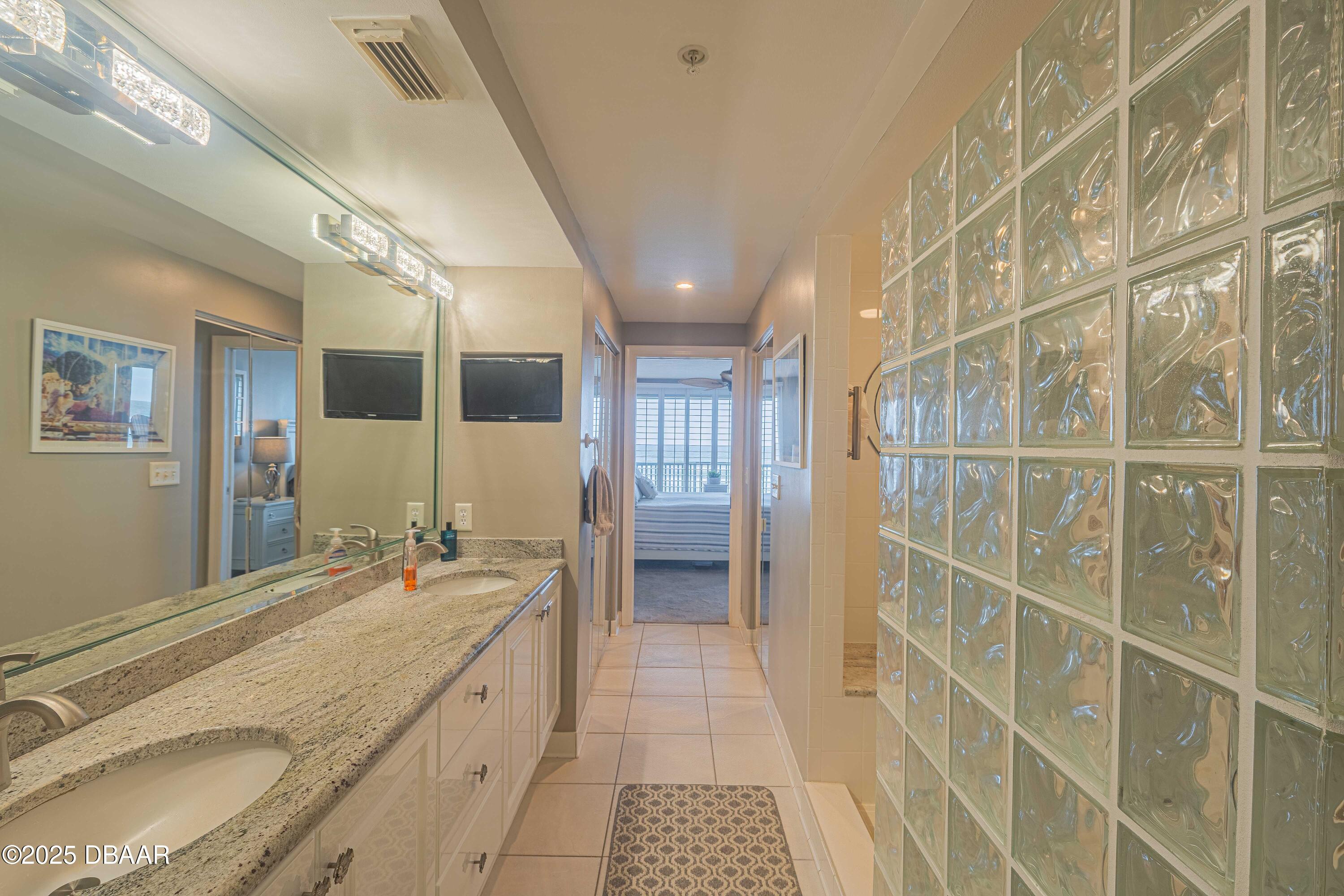 4631 S Atlantic Avenue, 8204