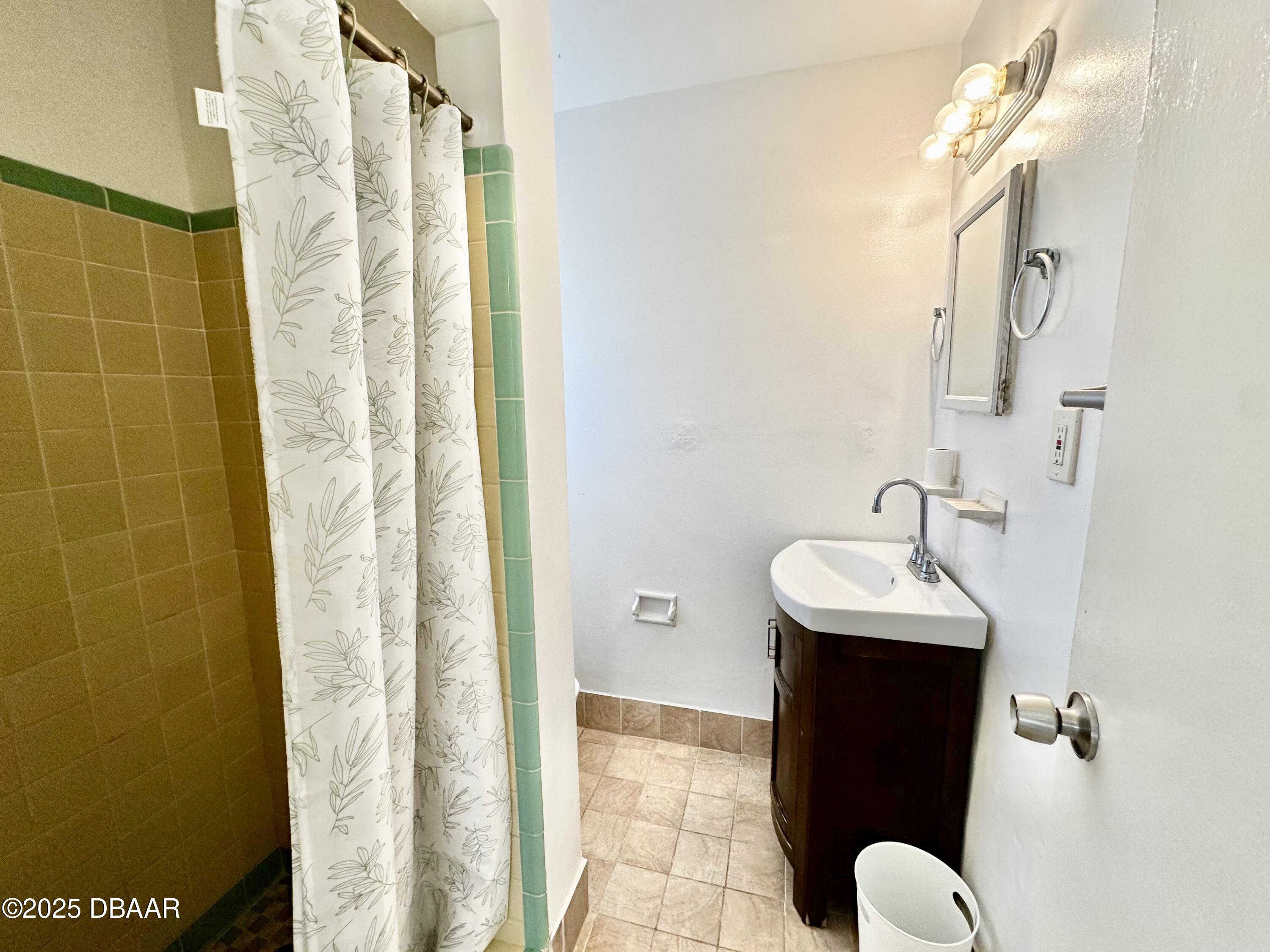 3226 S Atlantic Avenue, 5