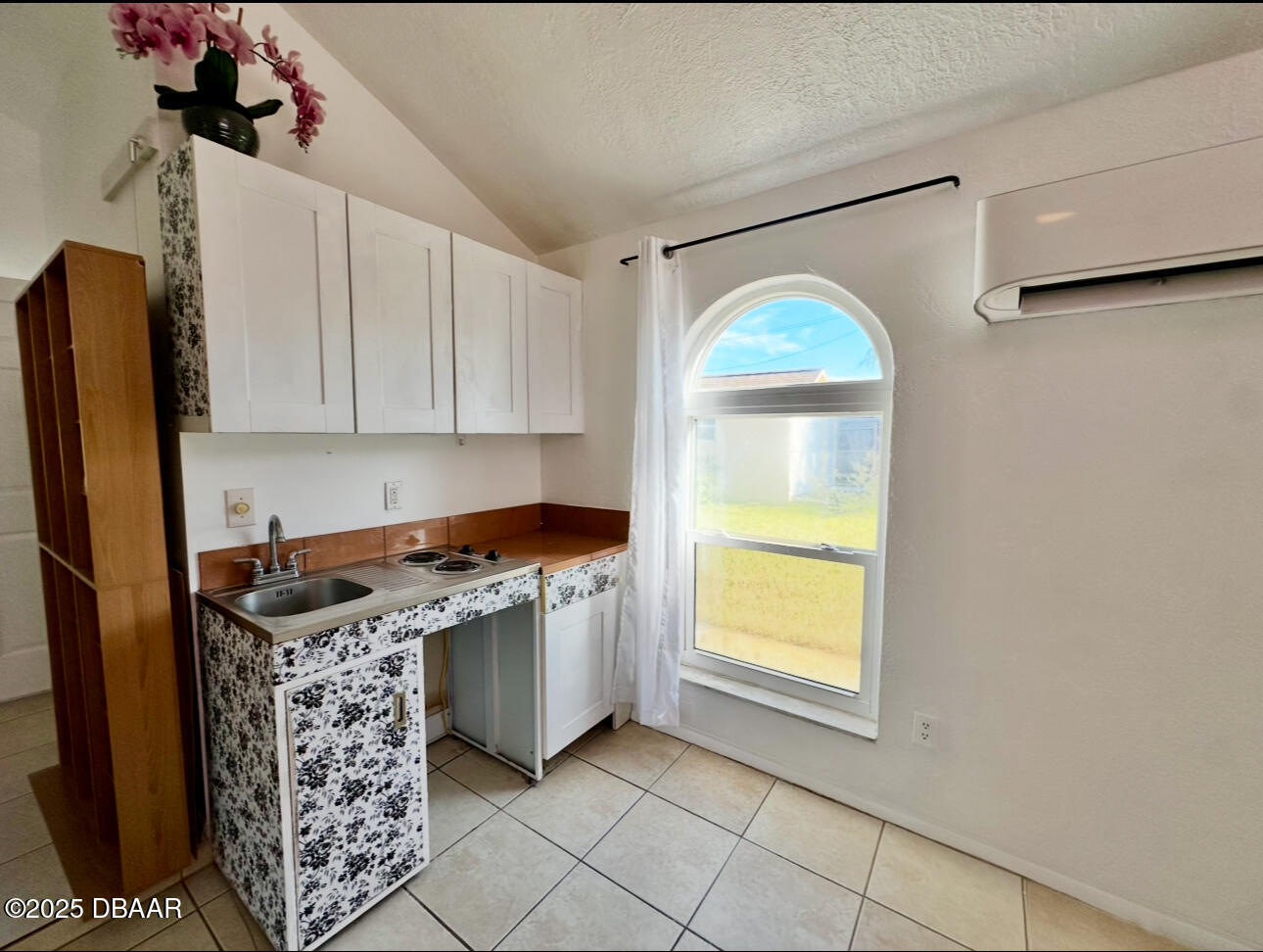 1104 Jacaranda Avenue Cottage