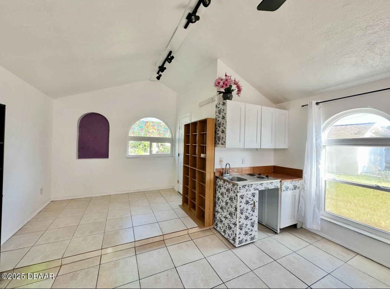 1104 Jacaranda Avenue Cottage